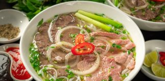 TOP 11 Món Ăn Đường Phố Việt Nam Khiến Du Khách Quốc Tế Mê Mệt